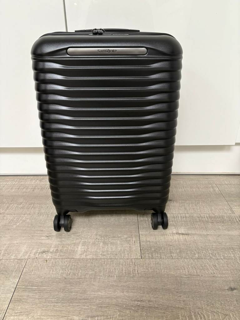 Cabin Size Hard Samsonite Suitcase in Black with Built in TSA Lock 2
