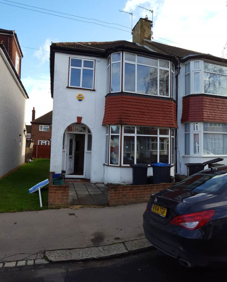 A LARGE THREE BEDROOM HOUSE IN CROYDON TO LET