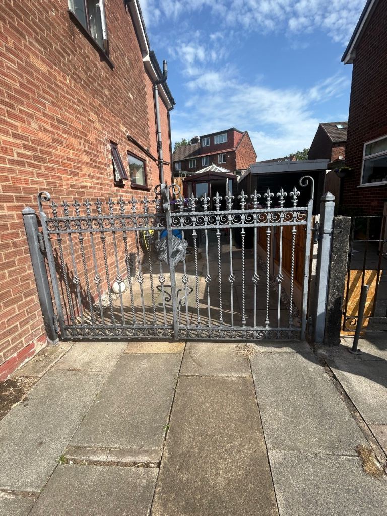   Cast iron gates excellent condition 