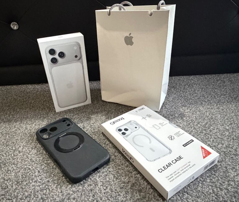 Apple iPhone 17 Pro Max 256GB White/Silver Immaculate Condition Like New + Apple Warranty 