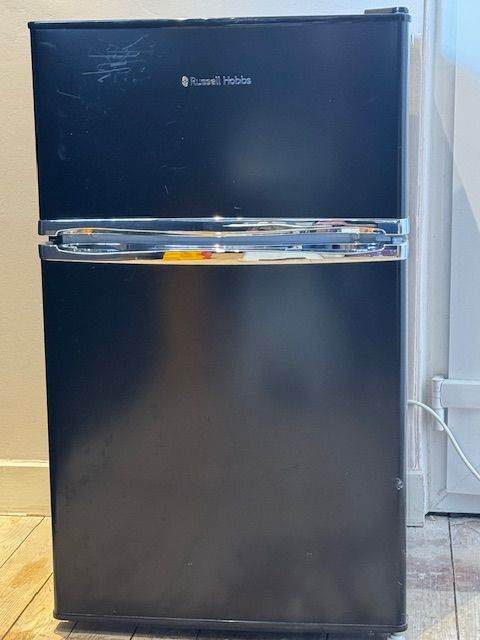 Under-counter fridge freezer