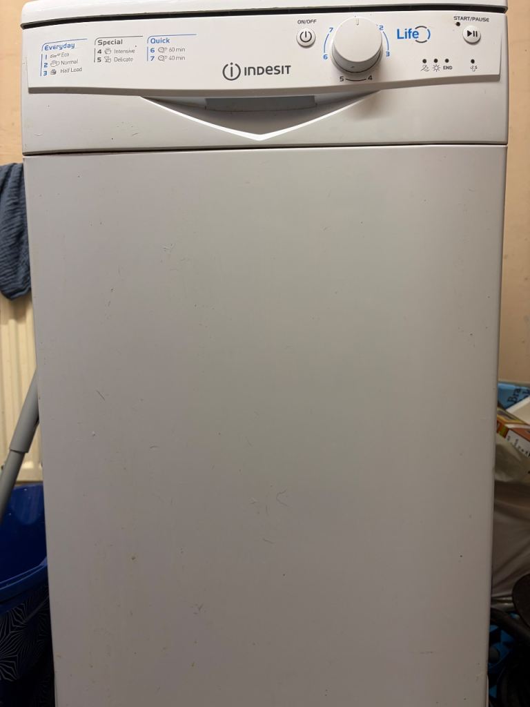 Excellent condition slimline Indesit dishwasher 
