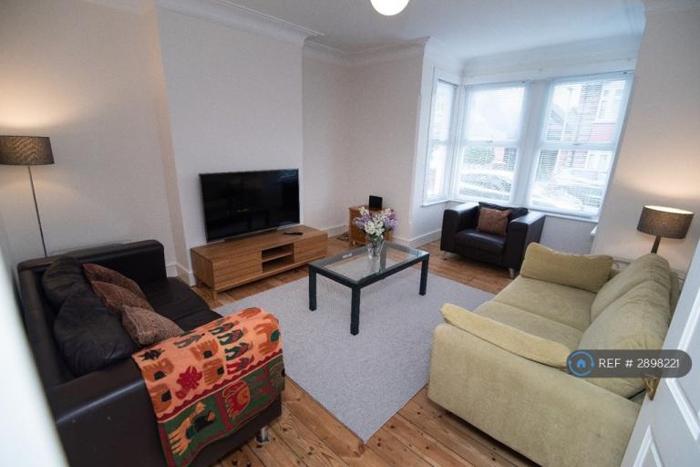 2 bedroom flat in First Avenue, Gillingham, ME7 (2 bed) (#2898221)