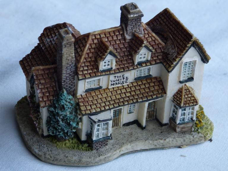 Vintage ACADEMY RESIN HOUSE PUB THE WHITE HORSE COLLECTABLE