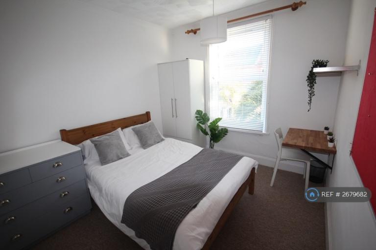 5 bedroom house in Telephone Road, Portsmouth, PO4 (5 bed) (#2679682)