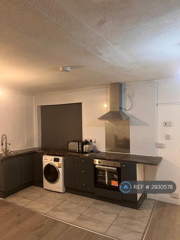 3 bedroom flat in Hollinwood Avenue, Manchester, M40 (3 bed) (#2930578)