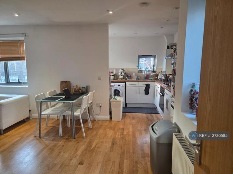 2 bedroom flat in Bouvier Court, London, SE22 (2 bed) (#2736585)