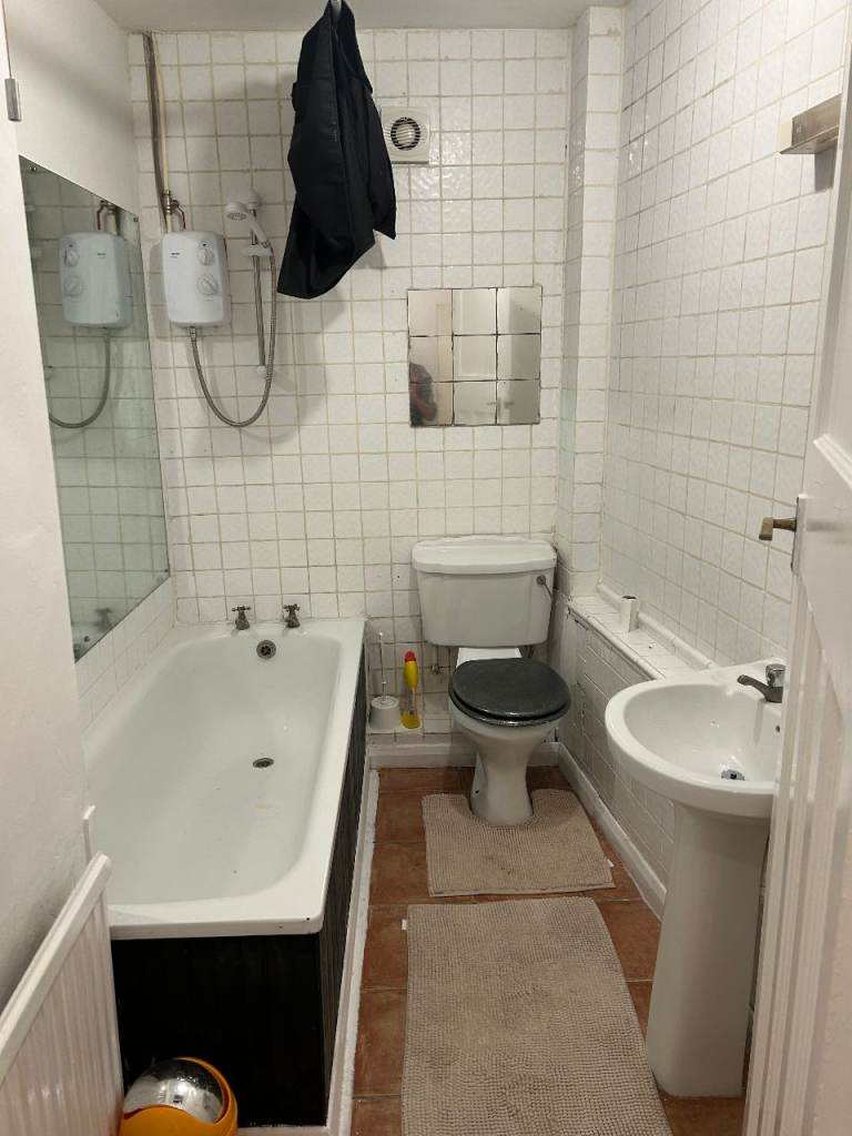 Large Furnished Studio Flat in Burton Town Centre |
