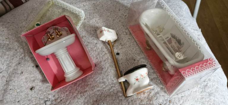 Collectible vintage Ceramic Dollhouse Bathroom Set
