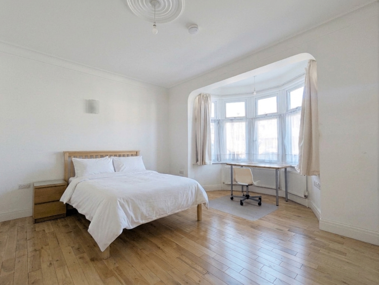 Huge En Suite Room All Bills Included