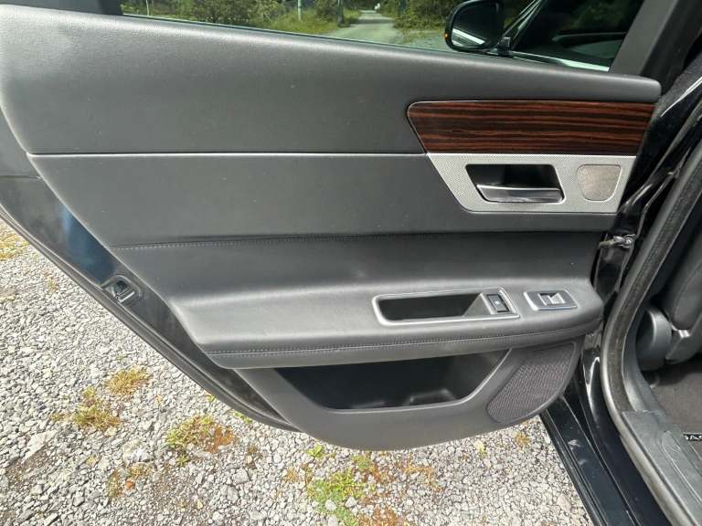 JAGUAR XF 2.0 T 250*PORTFOLIO ESTATE*Xenons-Meridian-FSH-ULEZ-Cam-Pronav*Superb