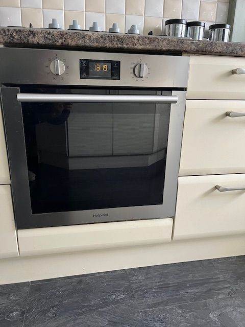 Hotpoint electric multifunction single oven 