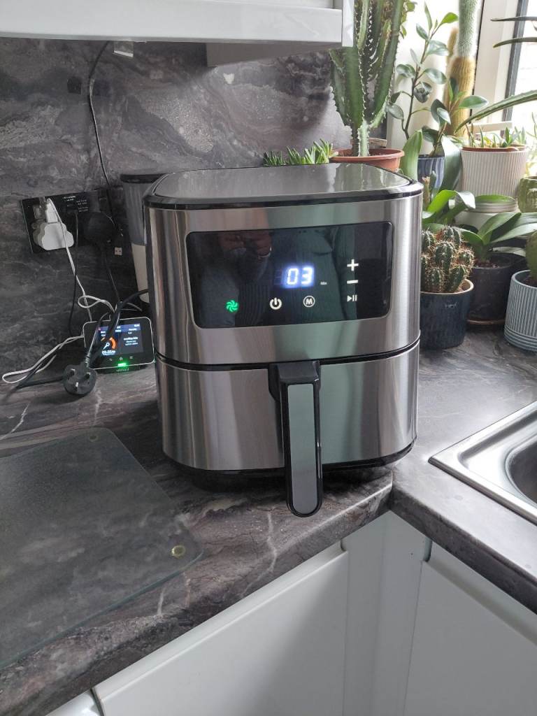 NEW UNUSED AIR FRYER.. FREE TO TEST