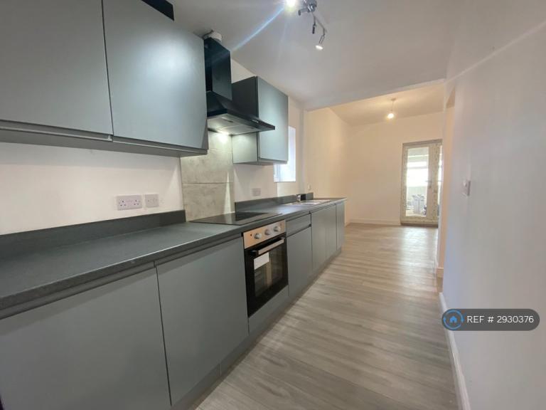 1 bedroom flat in Merryoak Road, Southampton, SO19 (1 bed) (#2930376)