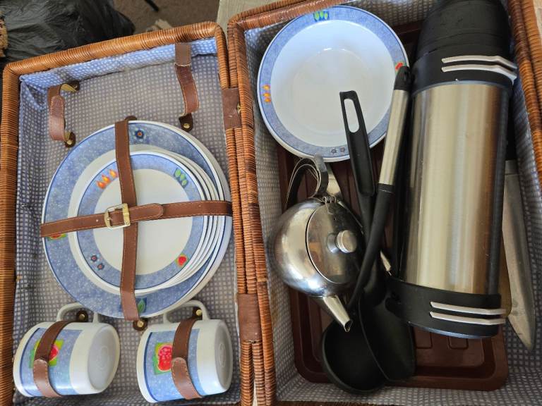 Classic Wicker Picnic Hamper with Tableware
