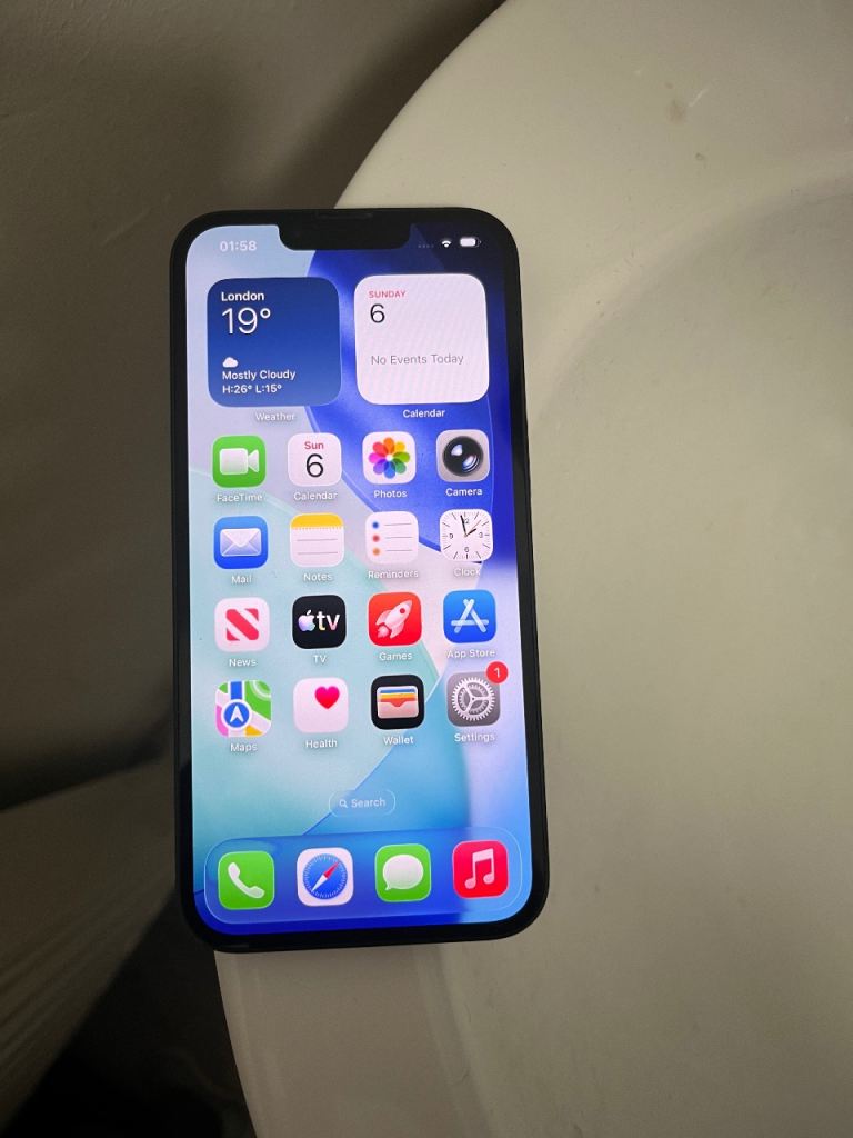 Apple iPhone 13 