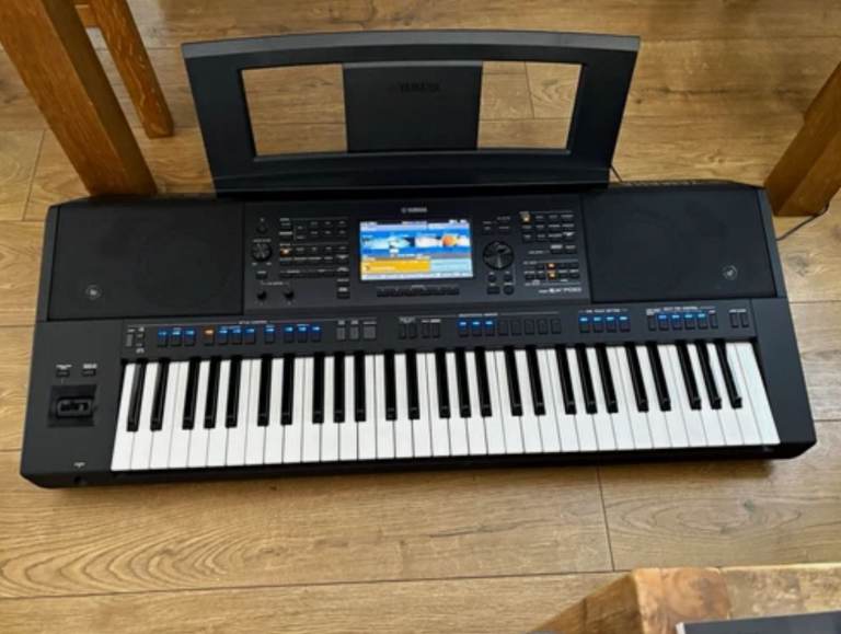 Yamaha PSR-SX700 61-Key Touchscreen Electronic Keyboard
