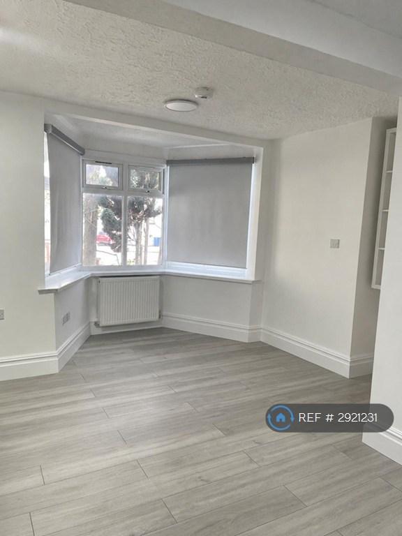 Studio flat in Merlin Crescent, Edgware, HA8 (#2921231)