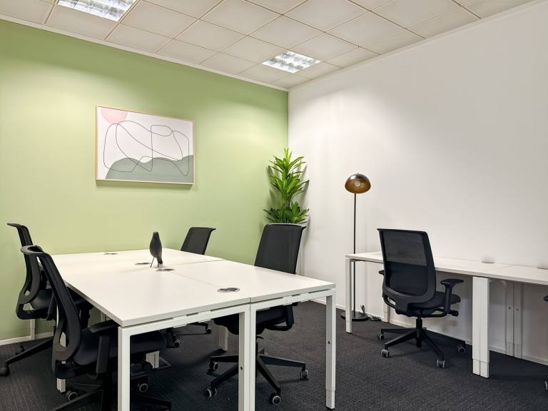 Cambridge - CB23 6DP \ Office Space for Rent with 5 Desks