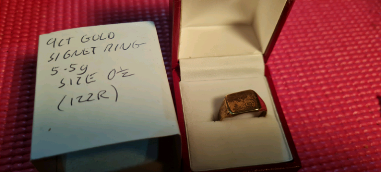 9ct carat gold signet ring (122:51r)