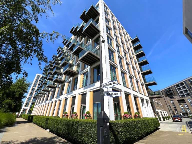 Outstanding furnished modern and spacious studio near Royal wharf and Potoon Dock Station DLR