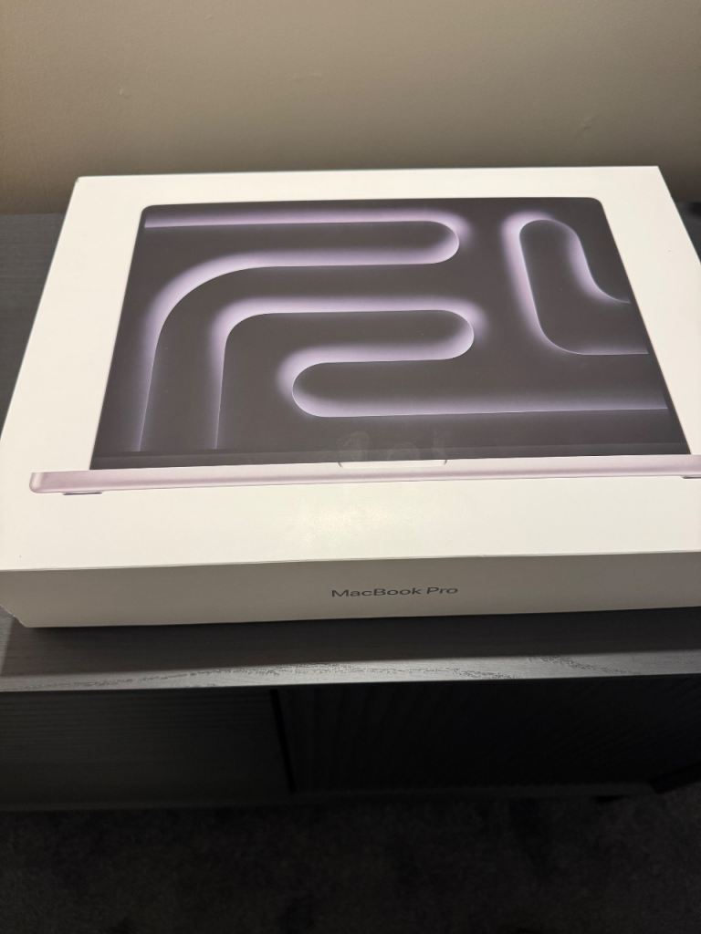 16 inch MacBook Pro m4 silver - unused