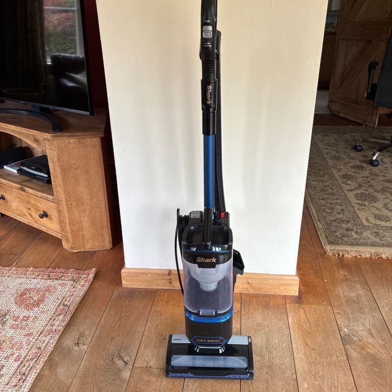 Shark Lift Away. Upright Corded Vacuum. nv602uk