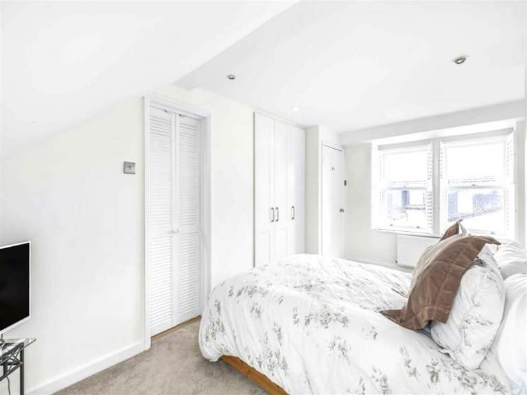  🏚️   VERY COZY ROOM IN SEVEN SISTER !  🔑