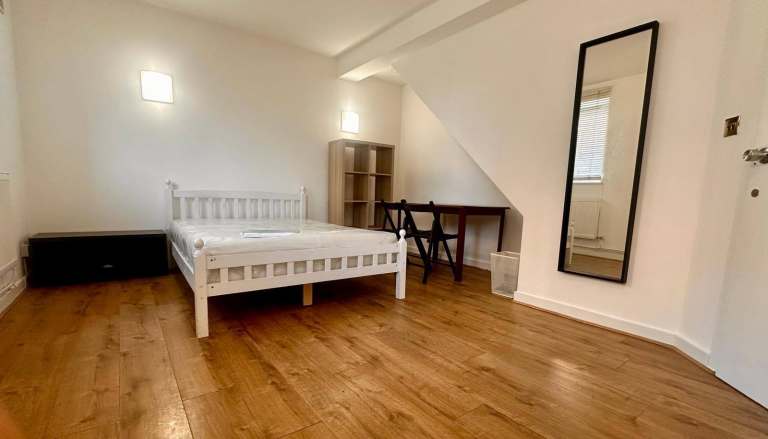 Spacious 3-bed split-level ex-local maisonette in Bethnal Green,  E2 0QH
