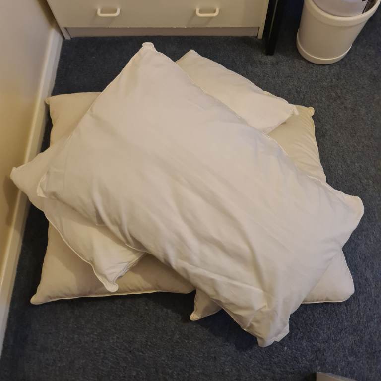 4 pillows 