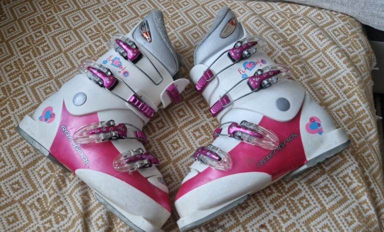 Rossignol Fun Girl kids ski boots Uk size 3.5 (EU36.5, mondo 23.5))  size 23.5