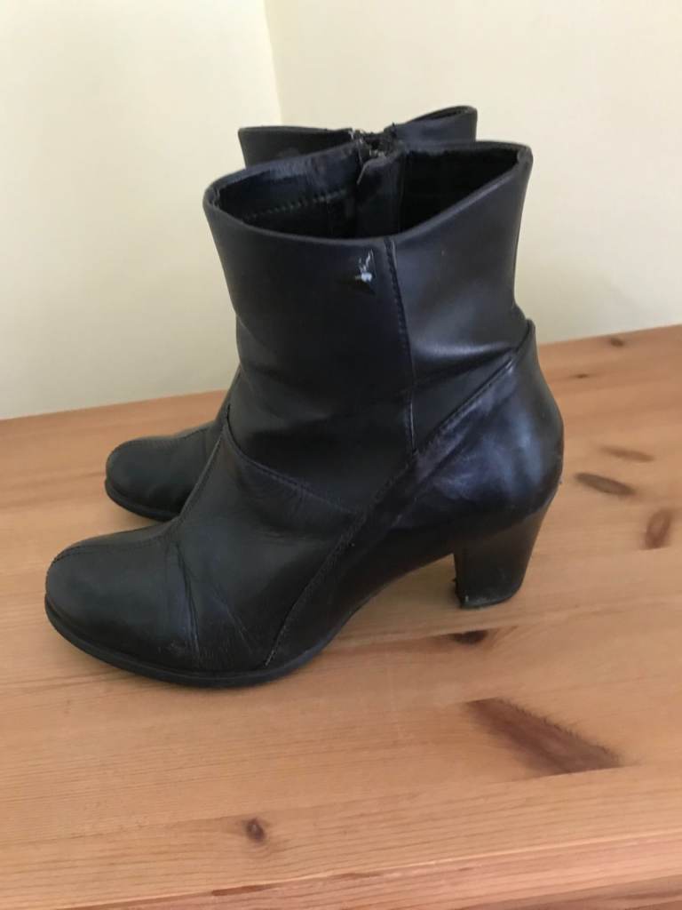 Women's Clarks boots size 5 - heels need repairing soon otherwise good condition
