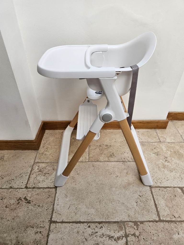 Munchkin Float High Chair – White & Natural Wood – Excellent Condition