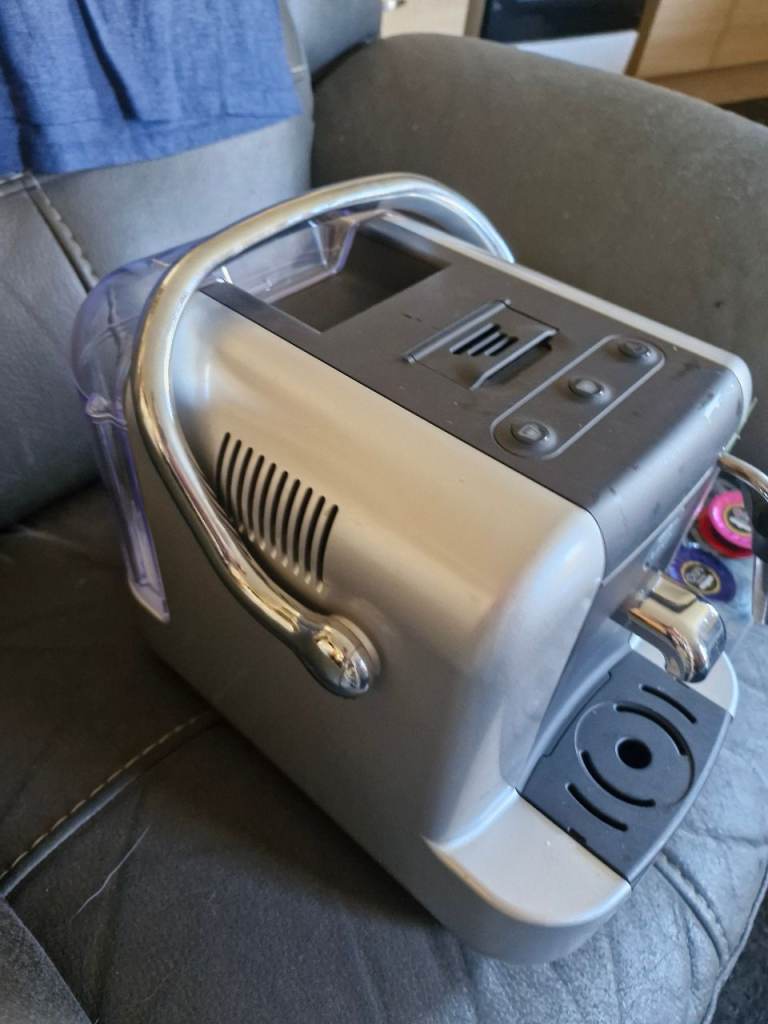 Lavassa coffee machine with pods 