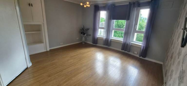 Two Bedroom Upper Cottage - Carnwadric Road, Thornliebank