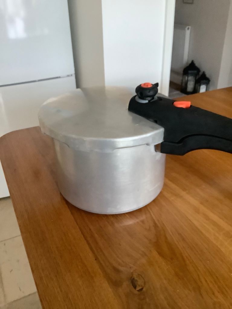 REDUCED Pressure Cooker/ Large saucepan. 