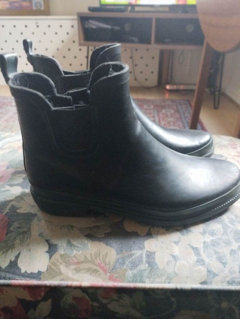 Lots of boots and - Black Waterproof Chelsea Boots – Size 8, Good Condition