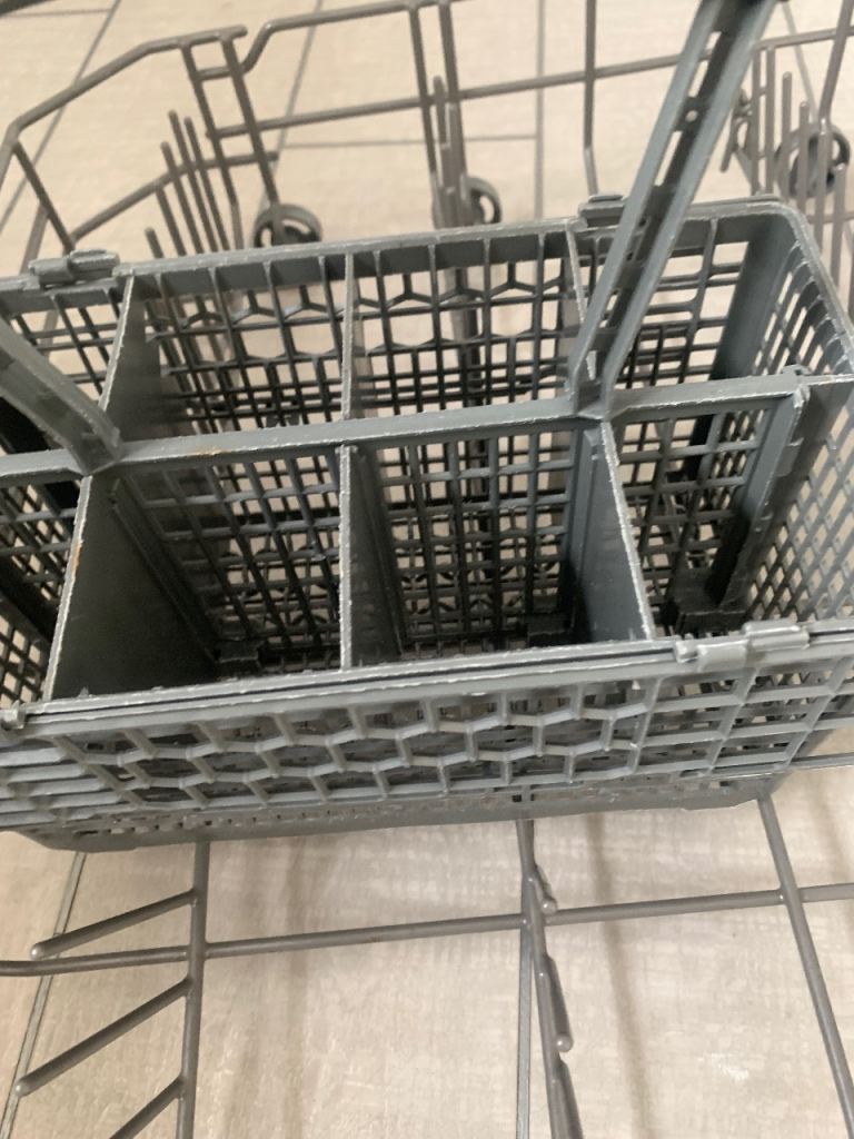 Dishwasher basket lower