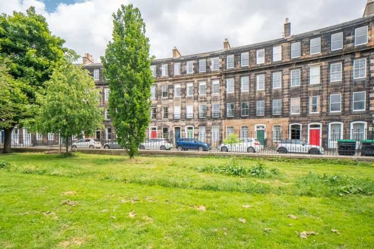 3 bed flat, Gardners Crescent 
