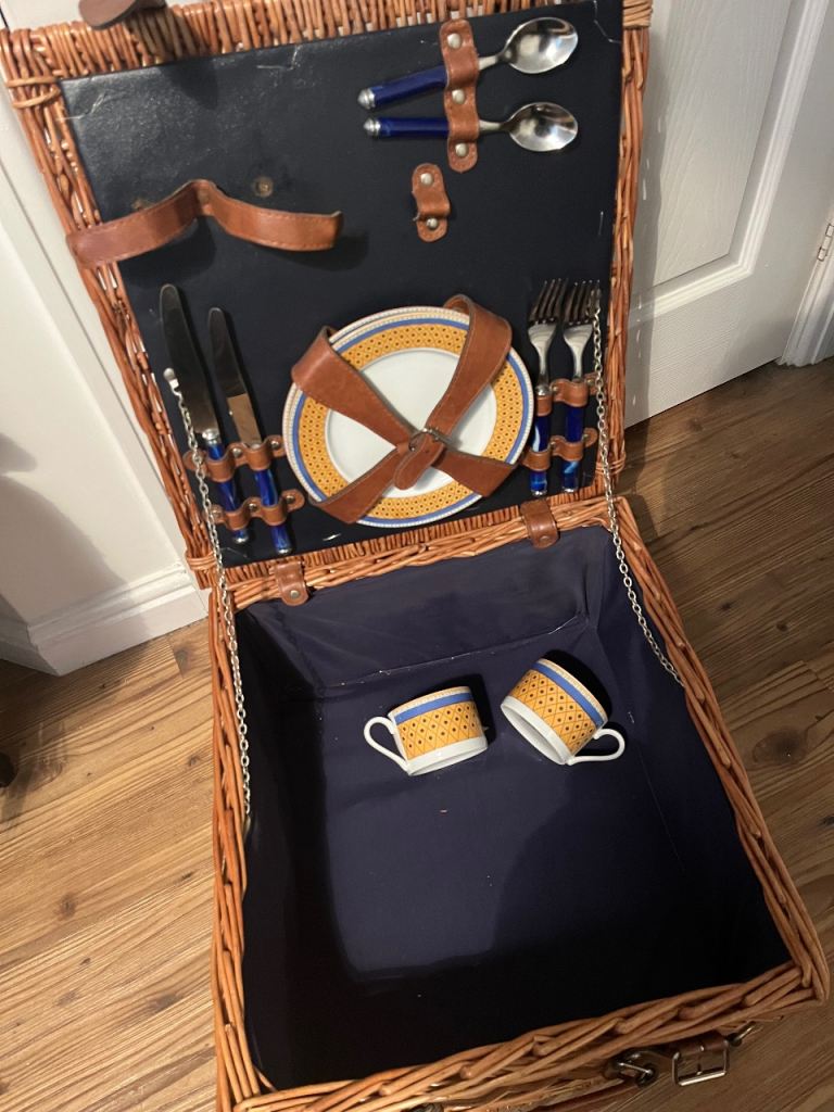 Vintage picnic basket picnic ware set with cutlery and crockery 