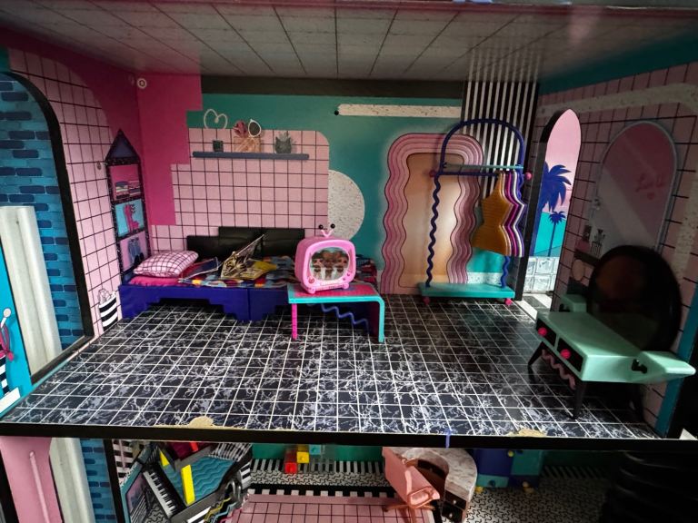 Lol Omg doll house