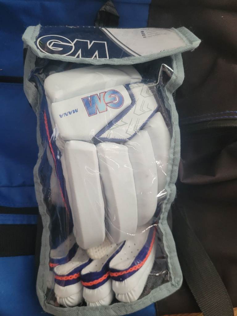 Youth cricket gloves - left handed - like new