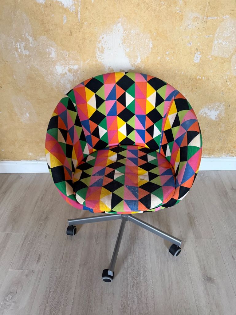 SWIVEL CHAIR