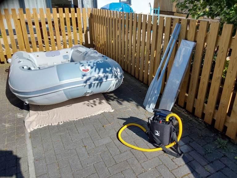 Inflatable Boat with Oars and Pump – Good Condition
