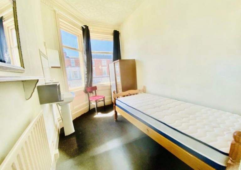 Single Room with Shared Bathroom near Beach