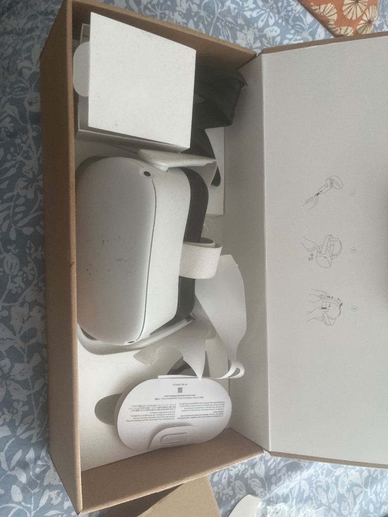 Meta Quest VR Headset - White, Good Condition with Box