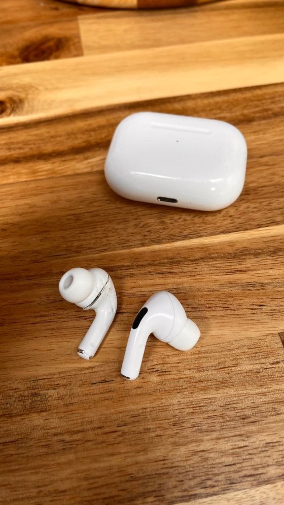 AirPods Pro 1st Gen (1 broken)