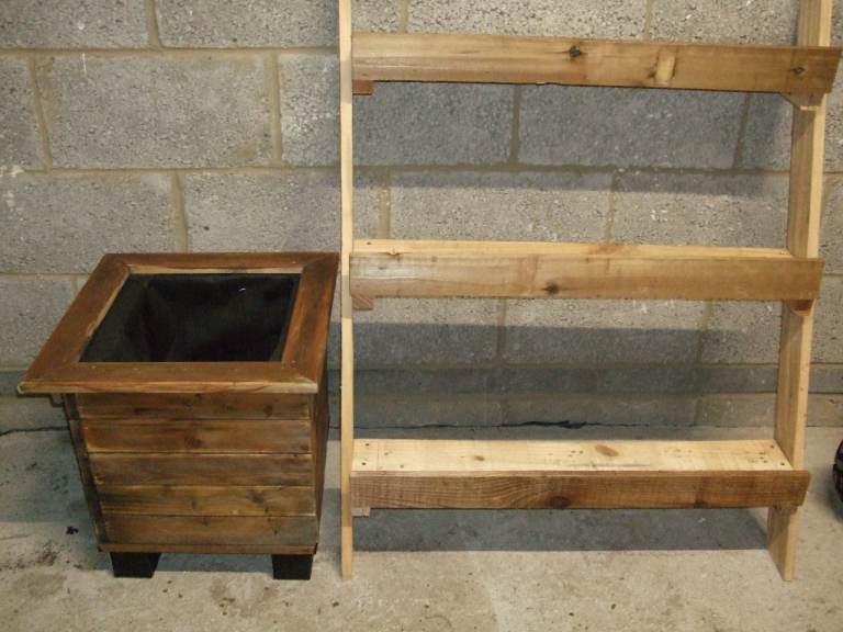 Wooden garden plant stand and planter see pics £15 pickup