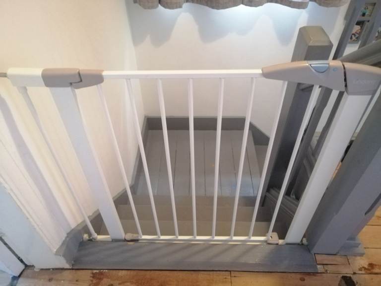 Lindam adjustable stair gate