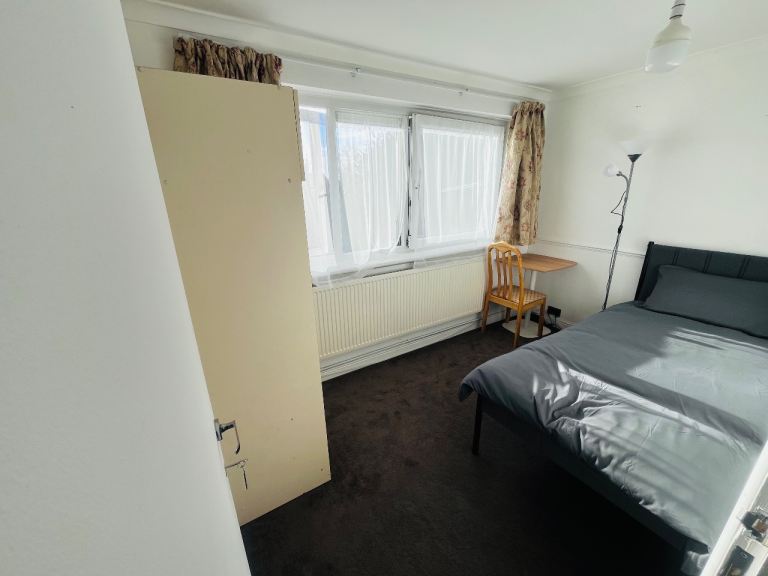 Clean and bright single room ain Collier Row (Romford). All bills included. Available now.